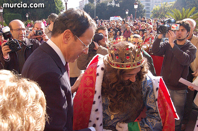 El Alcalde recibe a sus Majestades de Oriente en La Glorieta - Cabalgata de los reyes Magos - 21