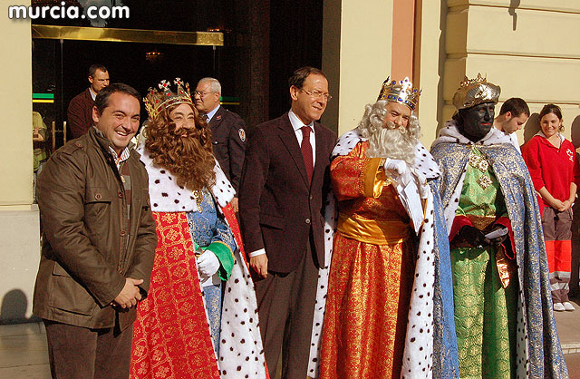 El Alcalde recibe a sus Majestades de Oriente en La Glorieta - Cabalgata de los reyes Magos - 29