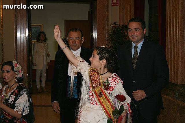 El Alcalde recibe en el Ayuntamiento a las candidatas a Reina de la Huerta infantil y mayor - 40