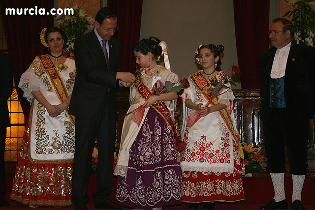 El Alcalde recibe en el Ayuntamiento a las candidatas a Reina de la Huerta infantil y mayor - 65