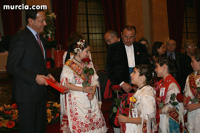 El Alcalde recibe en el Ayuntamiento a las candidatas a Reina de la Huerta infantil y mayor - 186