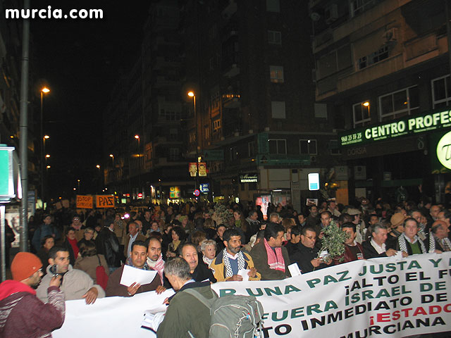 Miles de manifestantes claman en Murcia por la paz en Oriente Medio - 61
