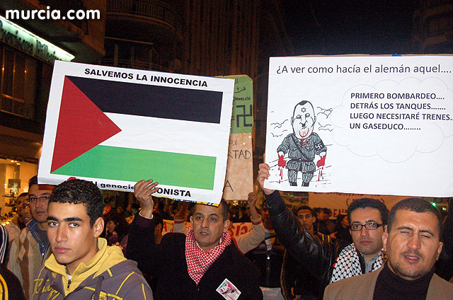Miles de manifestantes claman en Murcia por la paz en Oriente Medio - 241
