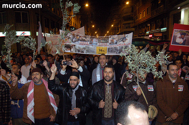 Miles de manifestantes claman en Murcia por la paz en Oriente Medio - 245