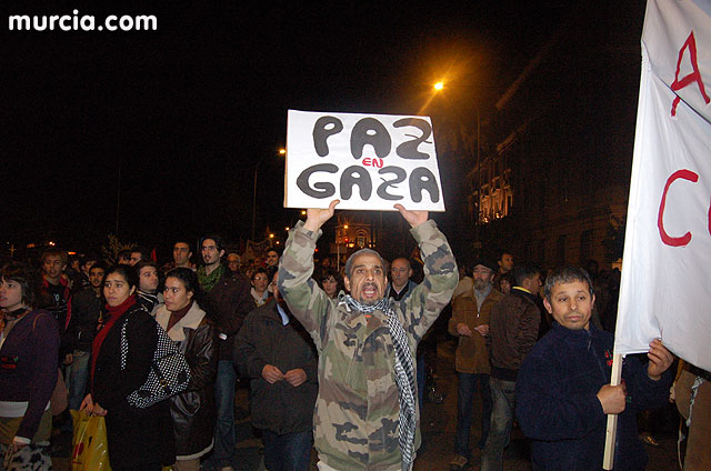 Miles de manifestantes claman en Murcia por la paz en Oriente Medio - 254