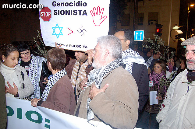 Miles de manifestantes claman en Murcia por la paz en Oriente Medio - 259
