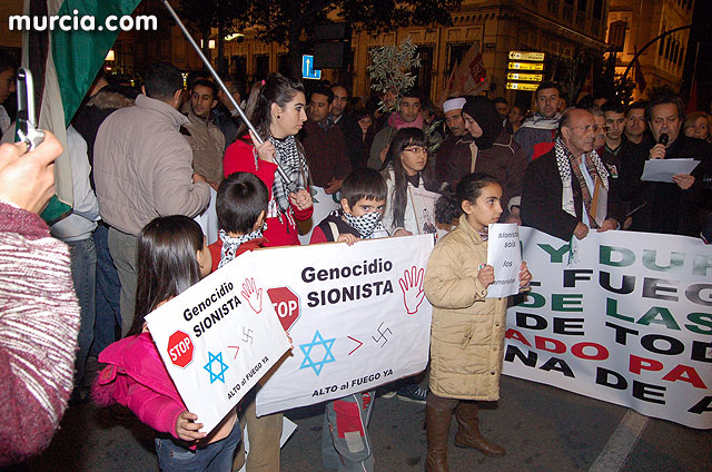 Miles de manifestantes claman en Murcia por la paz en Oriente Medio - 274