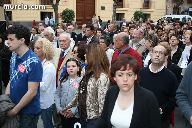 Casi 2.000 personas participan en el rezo del rosario 