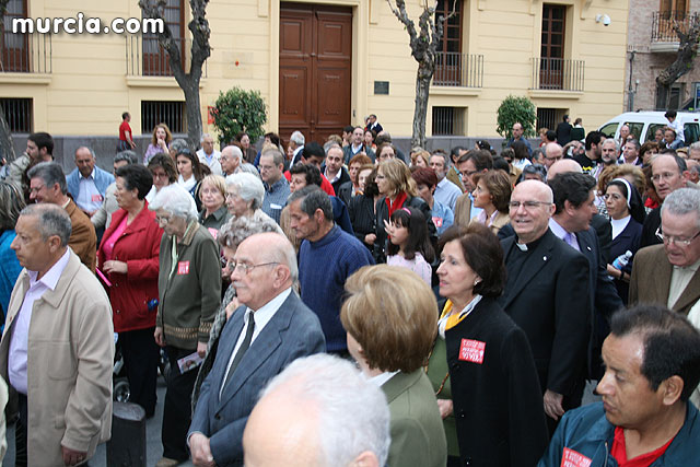 Casi 2.000 personas participan en el rezo del rosario 