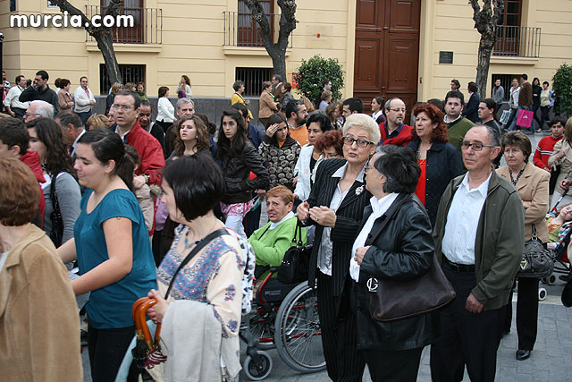 Casi 2.000 personas participan en el rezo del rosario 