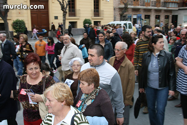 Casi 2.000 personas participan en el rezo del rosario 