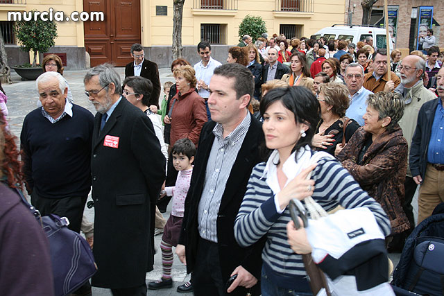 Casi 2.000 personas participan en el rezo del rosario 