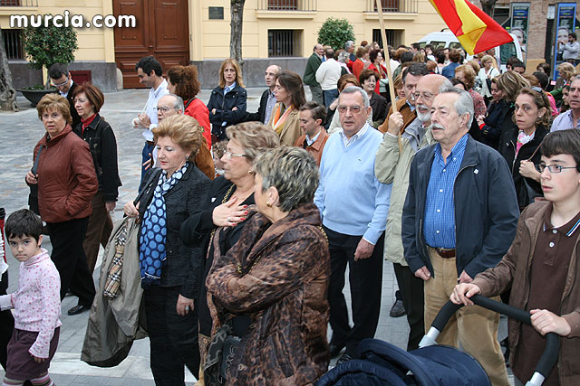 Casi 2.000 personas participan en el rezo del rosario 