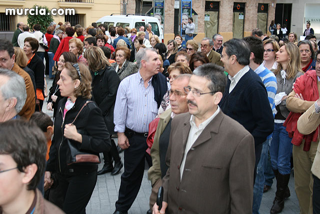 Casi 2.000 personas participan en el rezo del rosario 