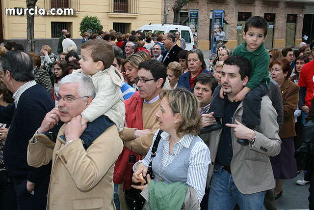 Casi 2.000 personas participan en el rezo del rosario 