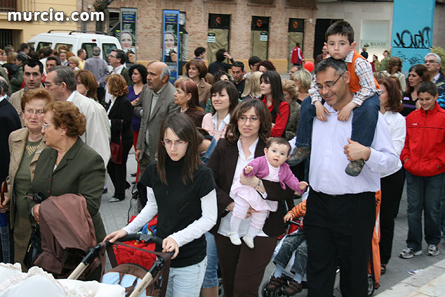 Casi 2.000 personas participan en el rezo del rosario 