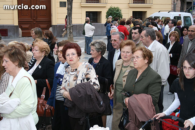 Casi 2.000 personas participan en el rezo del rosario 