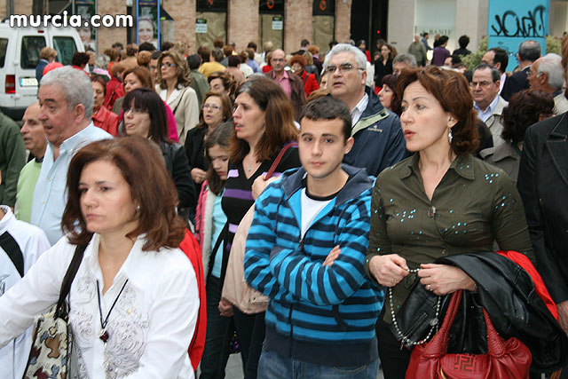 Casi 2.000 personas participan en el rezo del rosario 