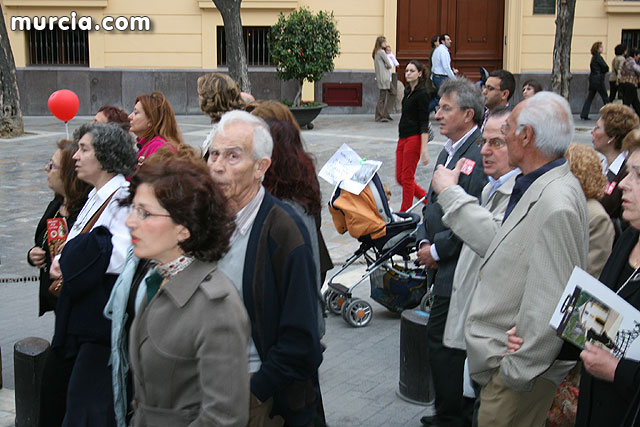 Casi 2.000 personas participan en el rezo del rosario 