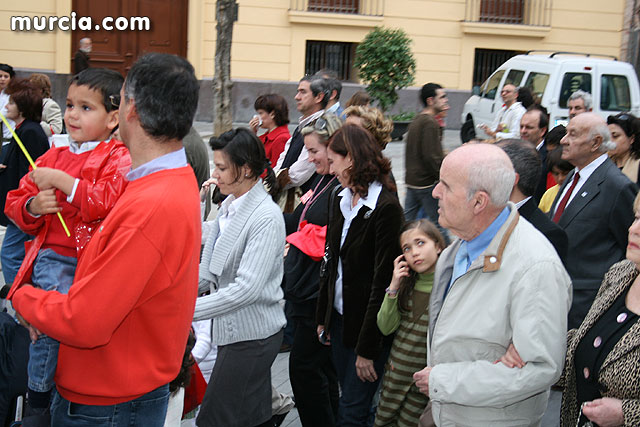 Casi 2.000 personas participan en el rezo del rosario 