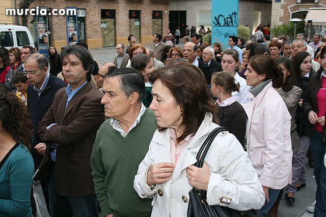 Casi 2.000 personas participan en el rezo del rosario 