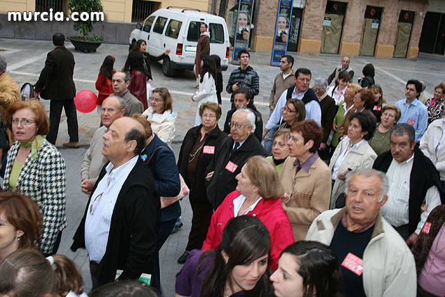 Casi 2.000 personas participan en el rezo del rosario 