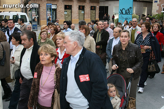 Casi 2.000 personas participan en el rezo del rosario 