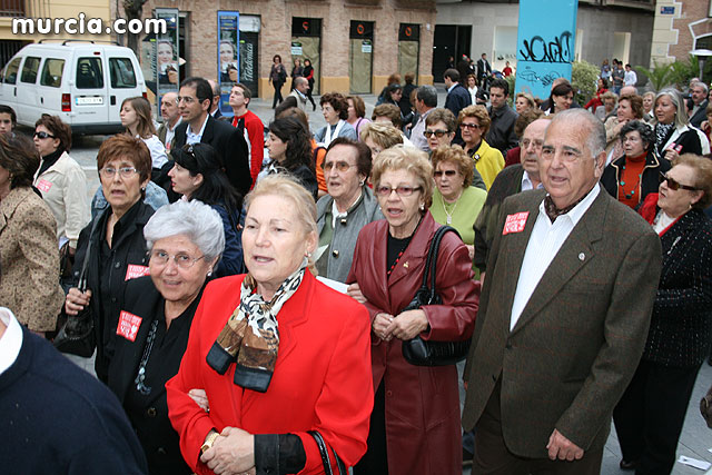 Casi 2.000 personas participan en el rezo del rosario 