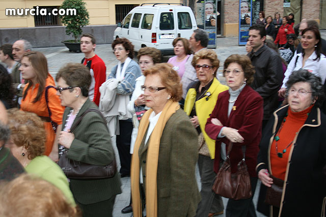 Casi 2.000 personas participan en el rezo del rosario 