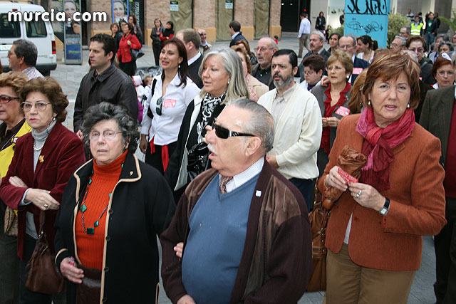 Casi 2.000 personas participan en el rezo del rosario 