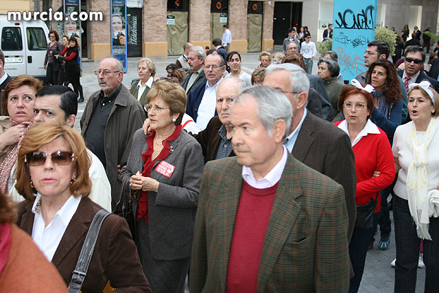 Casi 2.000 personas participan en el rezo del rosario 