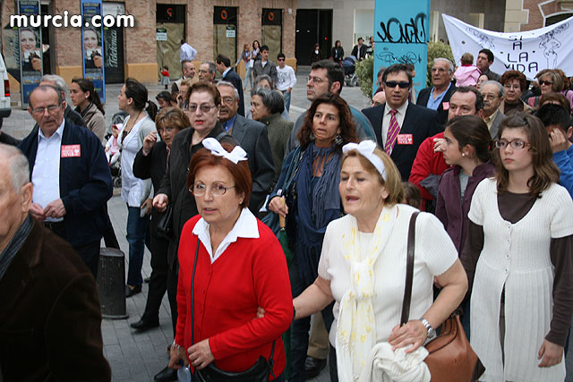 Casi 2.000 personas participan en el rezo del rosario 