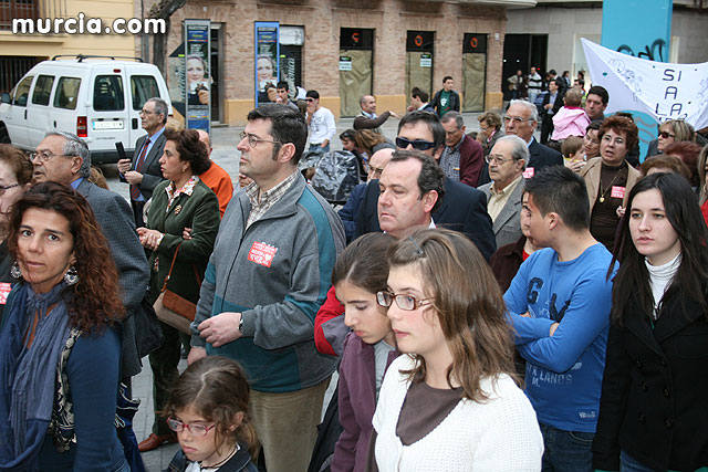 Casi 2.000 personas participan en el rezo del rosario 