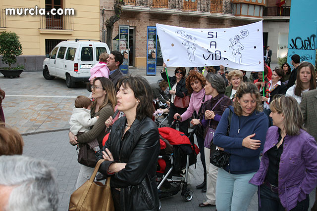 Casi 2.000 personas participan en el rezo del rosario 