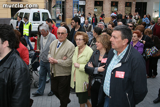 Casi 2.000 personas participan en el rezo del rosario 