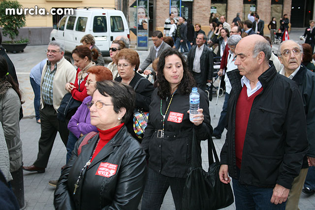 Casi 2.000 personas participan en el rezo del rosario 