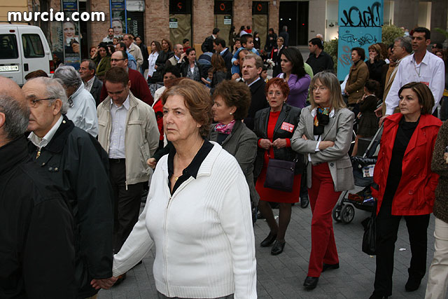 Casi 2.000 personas participan en el rezo del rosario 