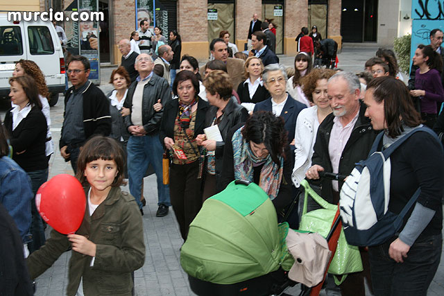 Casi 2.000 personas participan en el rezo del rosario 