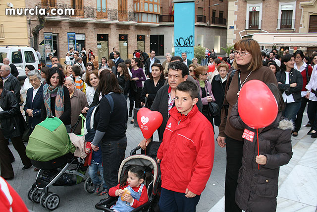 Casi 2.000 personas participan en el rezo del rosario 