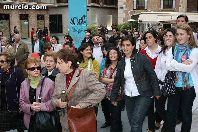 Casi 2.000 personas participan en el rezo del rosario 