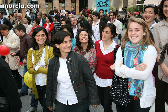 Casi 2.000 personas participan en el rezo del rosario 