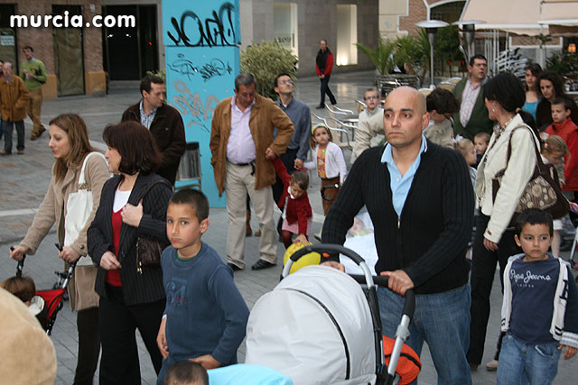 Casi 2.000 personas participan en el rezo del rosario 