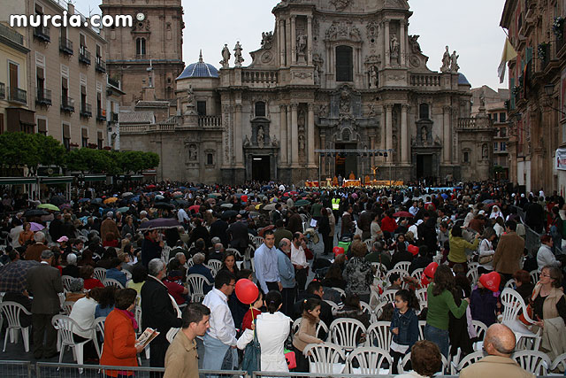 Casi 2.000 personas participan en el rezo del rosario 