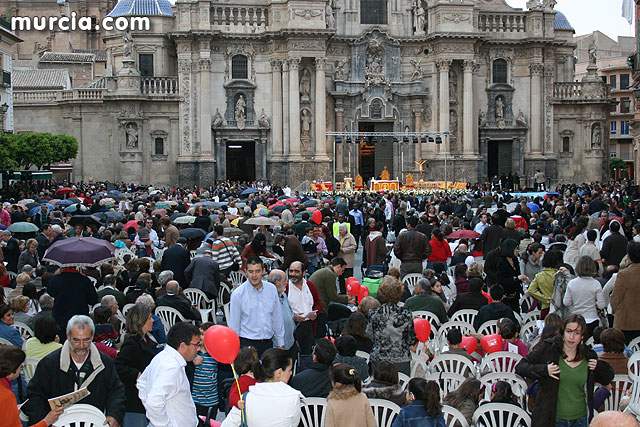 Casi 2.000 personas participan en el rezo del rosario 