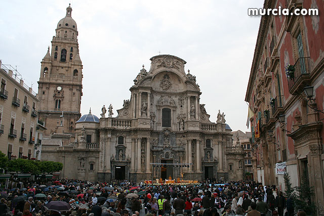 Casi 2.000 personas participan en el rezo del rosario 