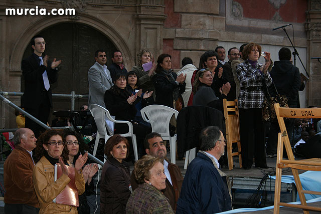 Casi 2.000 personas participan en el rezo del rosario 