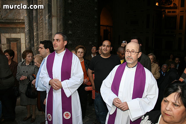 Casi 2.000 personas participan en el rezo del rosario 