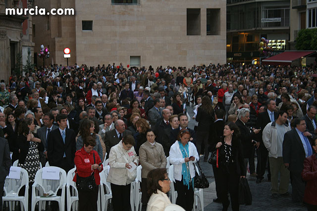 Casi 2.000 personas participan en el rezo del rosario 