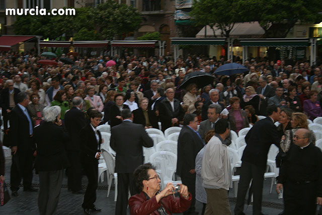 Casi 2.000 personas participan en el rezo del rosario 