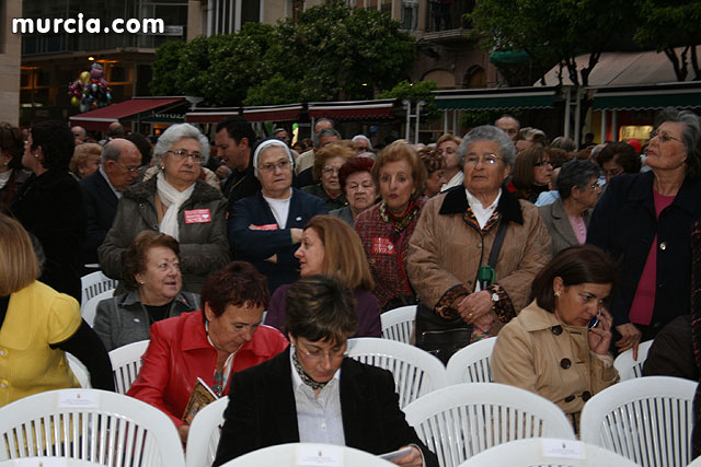 Casi 2.000 personas participan en el rezo del rosario 